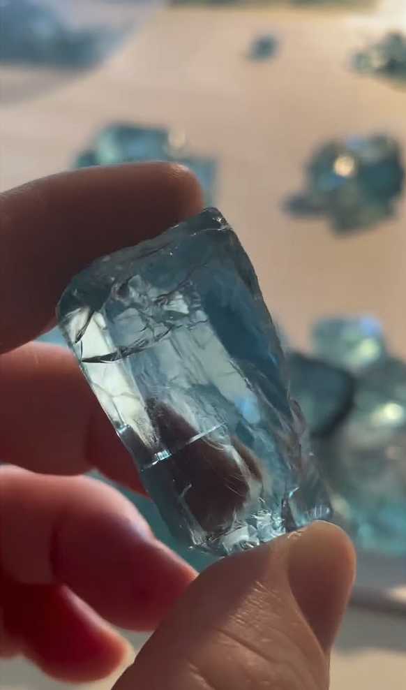 Aquamarine in verschiedenen Schliffen – Edelsteinvielfalt von PAUL WILD